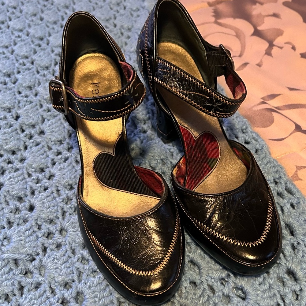 Kenzie Black and Gold Heels